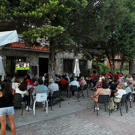Hotel Restaurante Rio Cuervo Vega del Cadorno Exterior photo