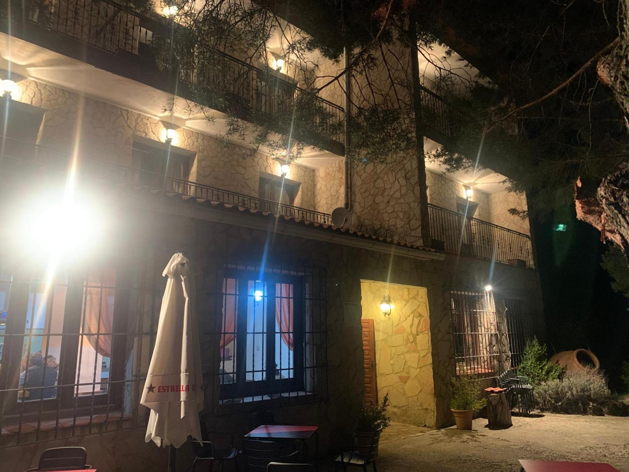 Hotel Restaurante Rio Cuervo Vega del Cadorno Exterior photo