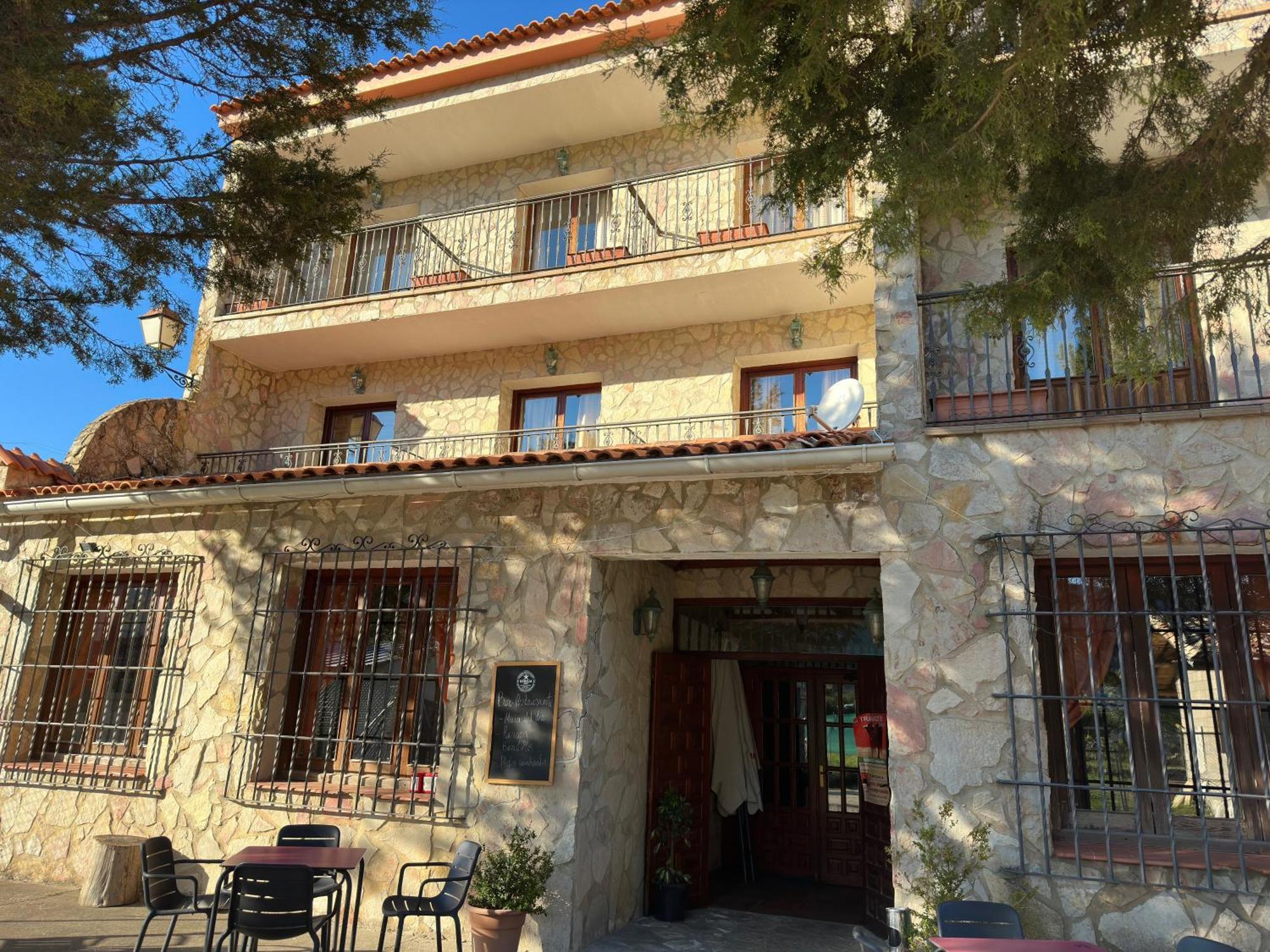 Hotel Restaurante Rio Cuervo Vega del Cadorno Exterior photo