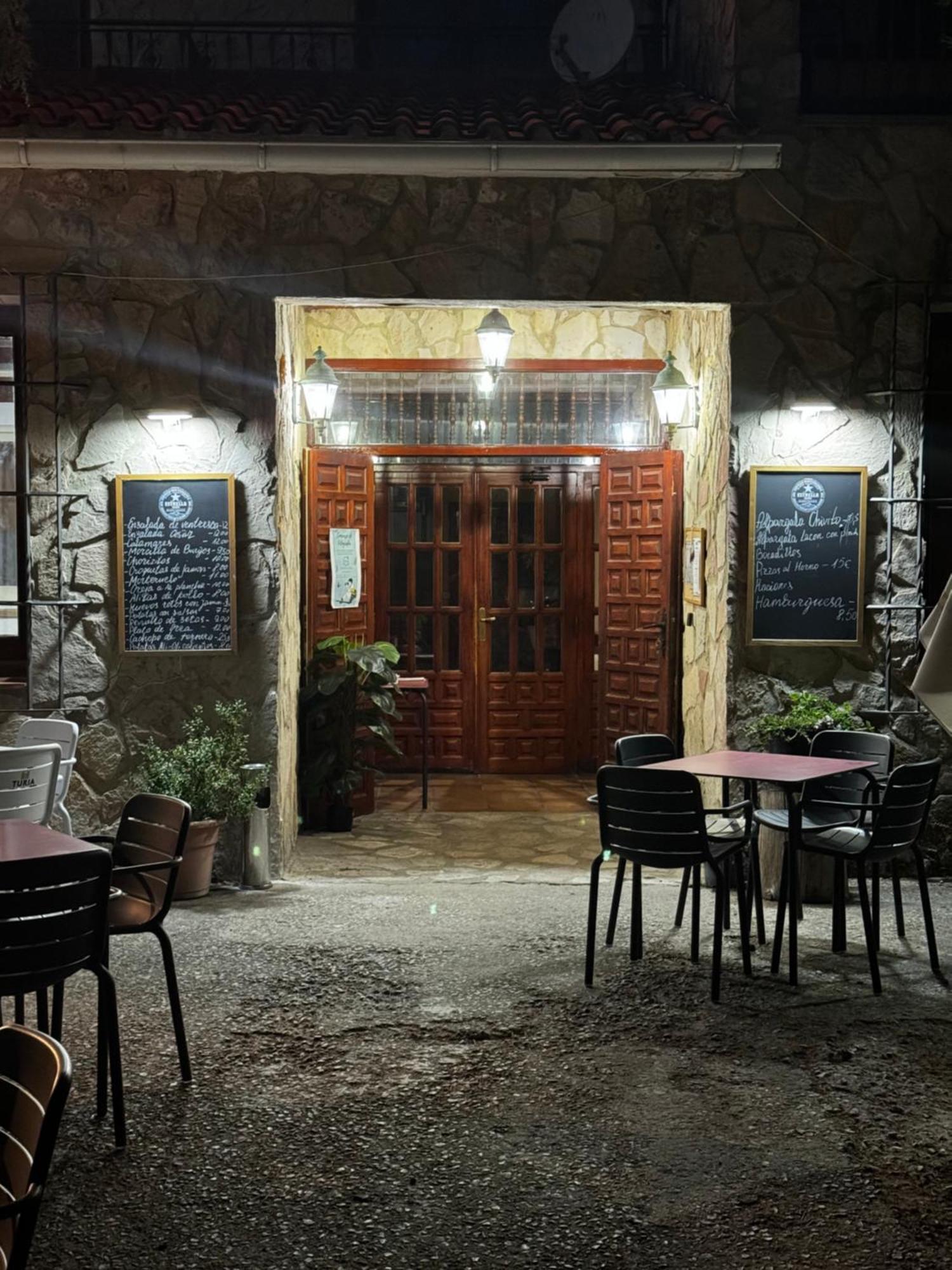Hotel Restaurante Rio Cuervo Vega del Cadorno Exterior photo