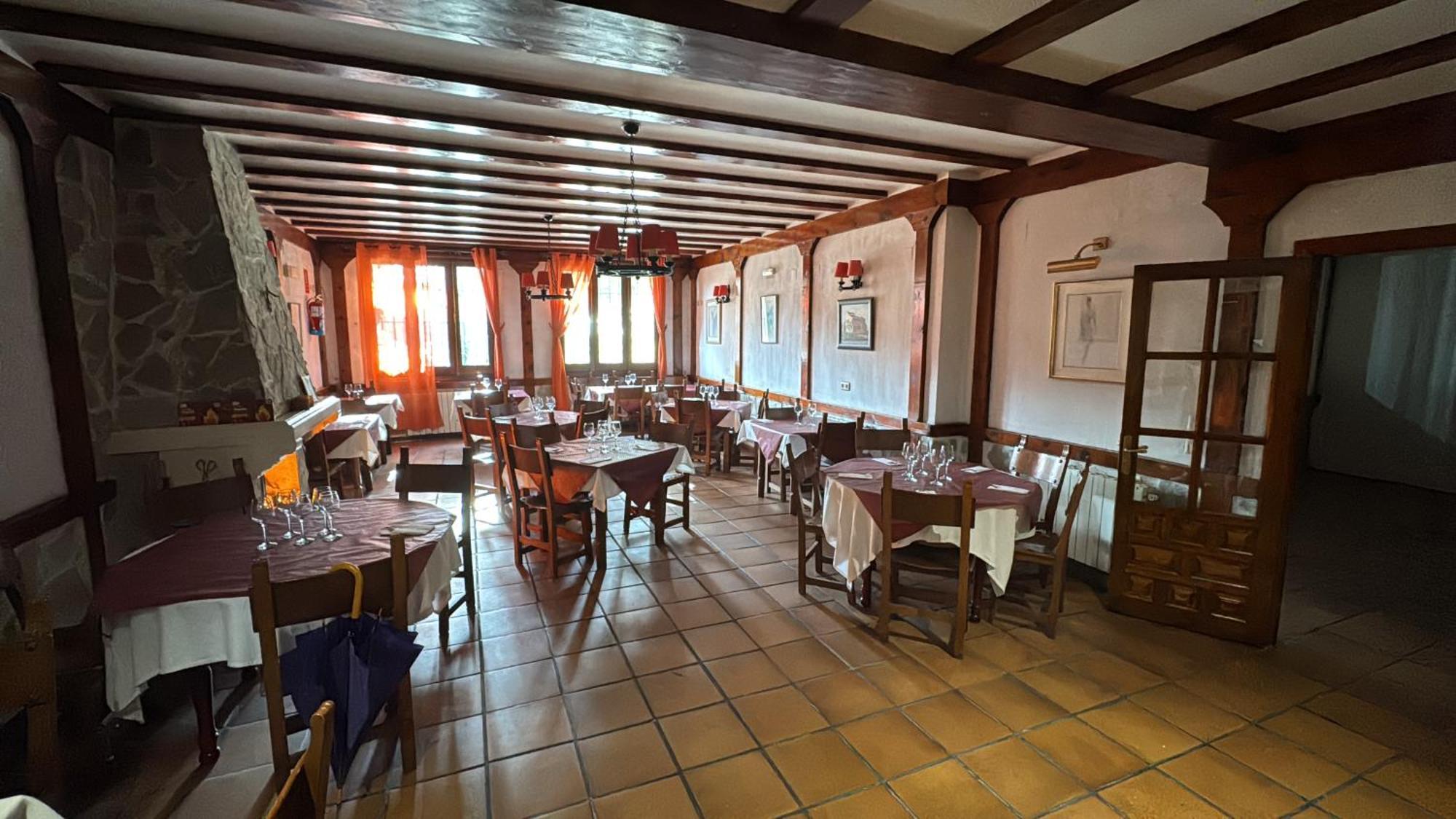 Hotel Restaurante Rio Cuervo Vega del Cadorno Exterior photo