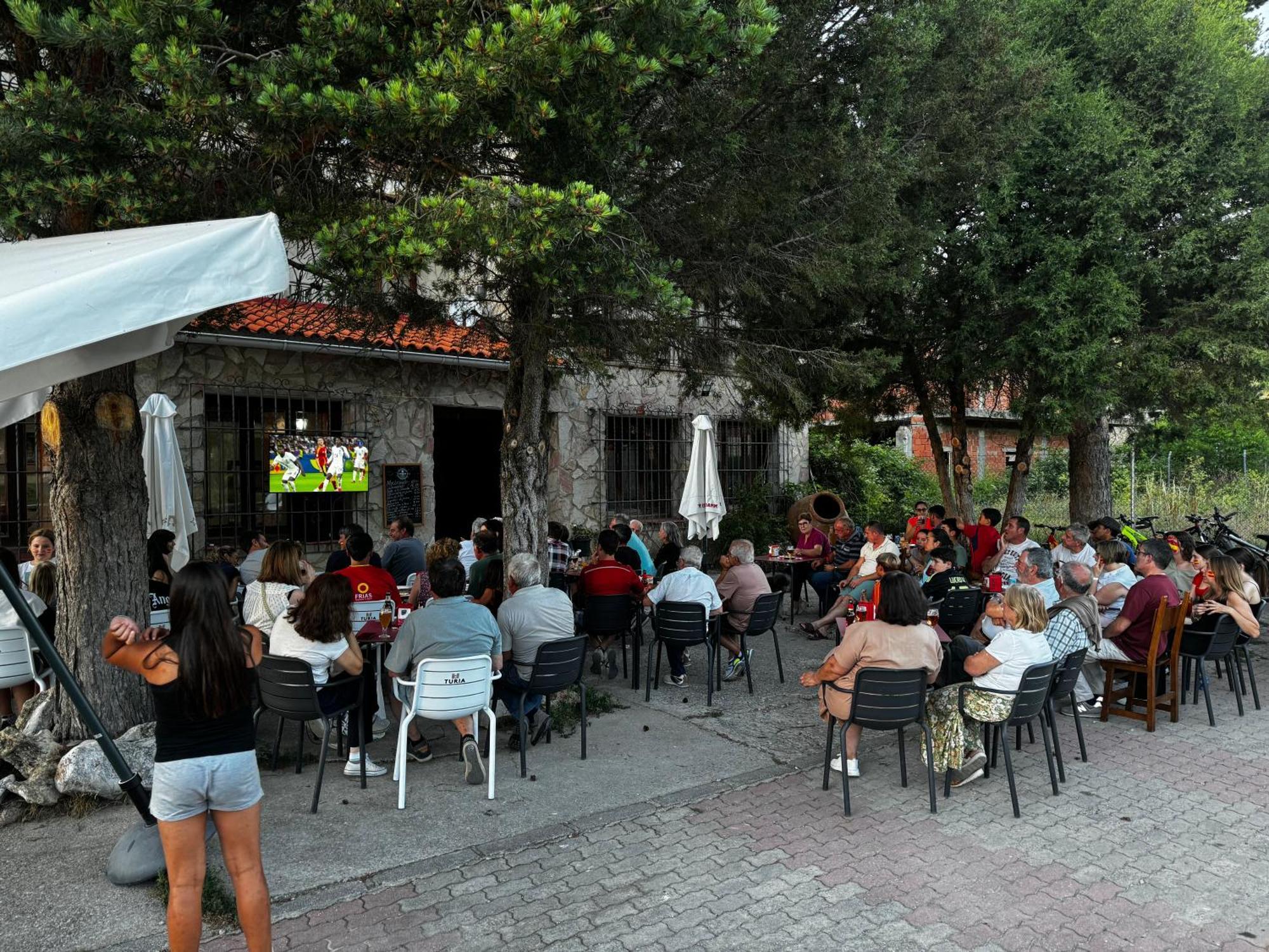 Hotel Restaurante Rio Cuervo Vega del Cadorno Exterior photo